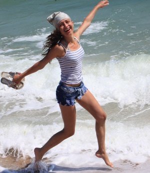 Happy-Girl-on-the-beach-4805